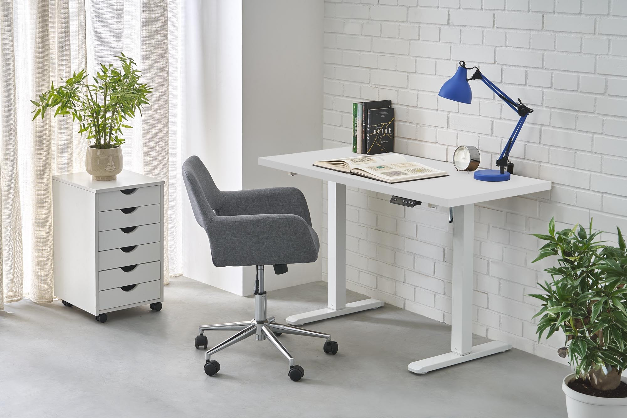 B54 biurko z funkcją regulacji wysokości, blat - biały, stelaż - biały