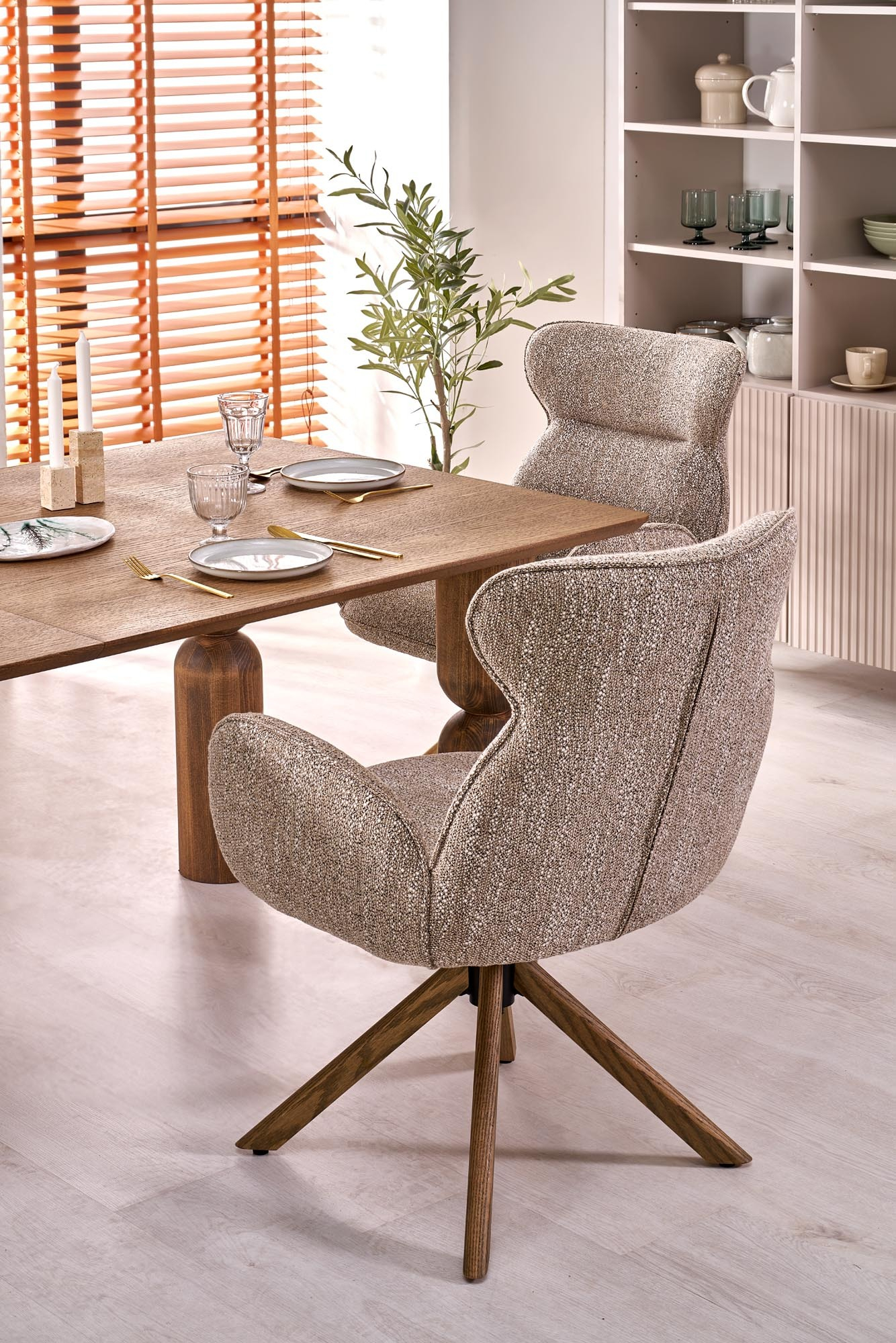 K585 krzesło z funkcja obrotu kolor ciemny beżowy / dąb naturalny